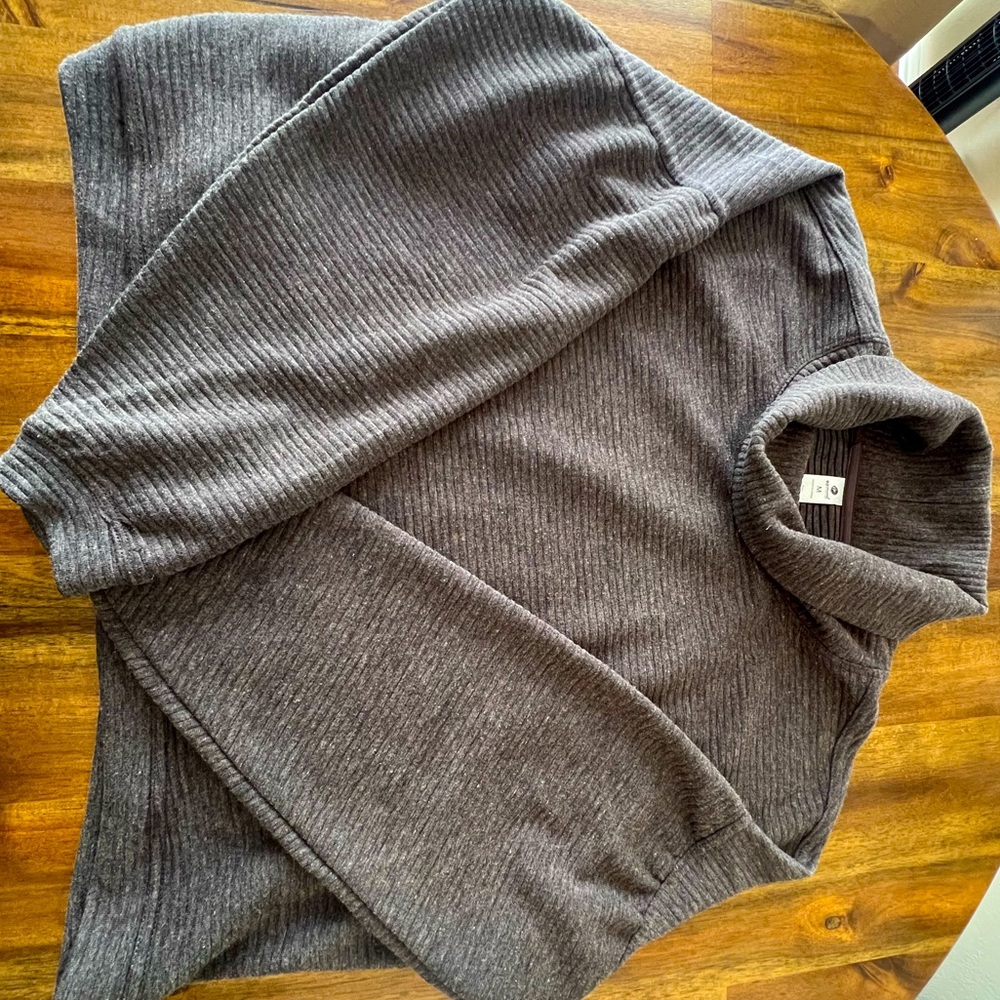 Gray crop sweater. Never worn, perfect condition. Comfy! Medium